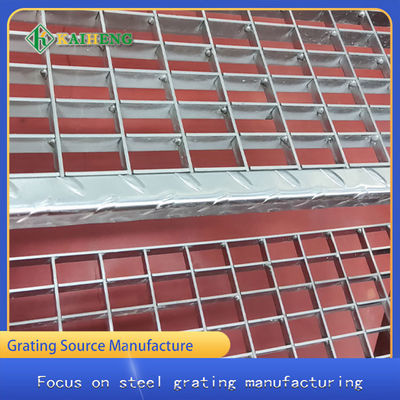 化学製品工場の研修会の屋内使用のためのT3ステンレス鋼の梯子のステップ版