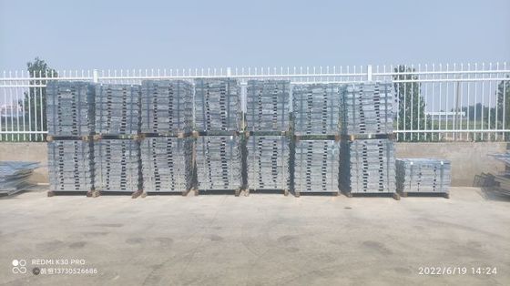 電流を通される白い銀製の鋼鉄金属の格子の圧接の熱いすくい