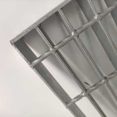 電流を通される白い銀製の鋼鉄金属の格子の圧接の熱いすくい