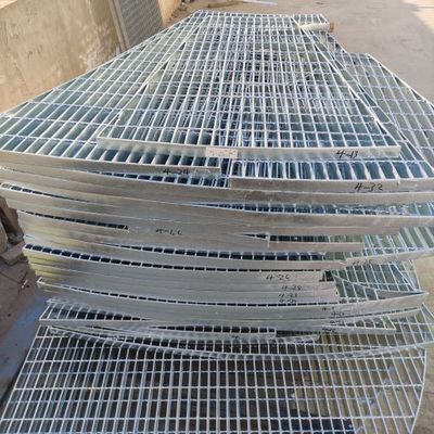 電流を通される白い銀製の鋼鉄金属の格子の圧接の熱いすくい