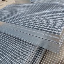 キャットウォークの格子鋼鉄通路の耳障りな熱いすくいの電流を通された格子の版