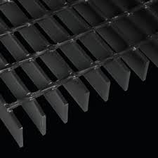 キャットウォークの格子鋼鉄通路の耳障りな熱いすくいの電流を通された格子の版