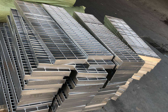 電流を通される熱いすくいは鋼鉄耳障りなカバー プレートの金属の下水管の火格子に溝を堀る