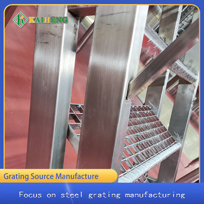 化学製品工場の研修会の屋内使用のためのT3ステンレス鋼の梯子のステップ版