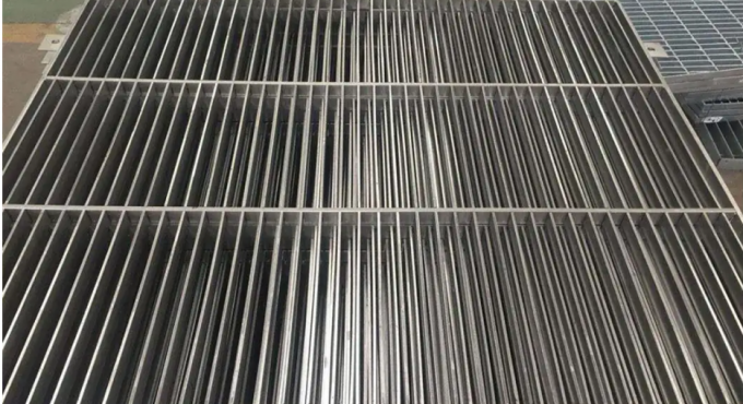 鋼鉄金属の格子
